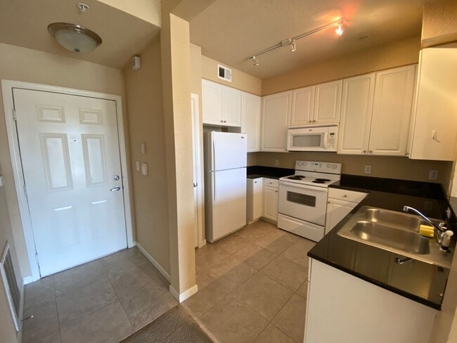 Building Photo - Experience luxury living at its finest in ...