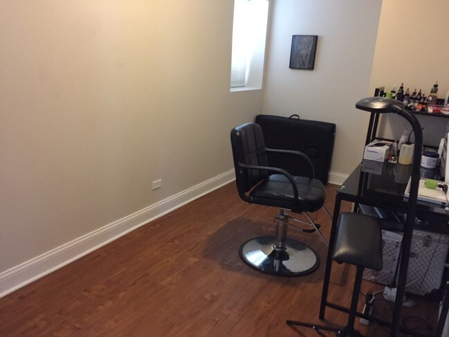 Foto del edificio - 4027 N McVicker Ave