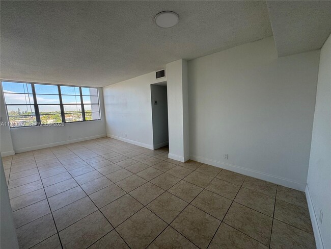 Building Photo - 2025 NE 164th St