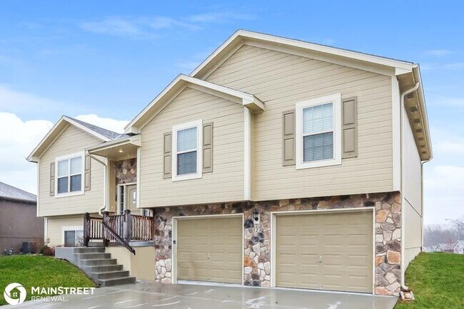 Building Photo - 523 Buffalo Dr, Raymore, MO 64083