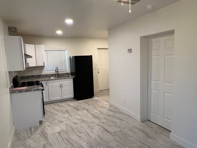 Building Photo - Charming Fully Remodeled 1 Bedroom 1 Bath ...