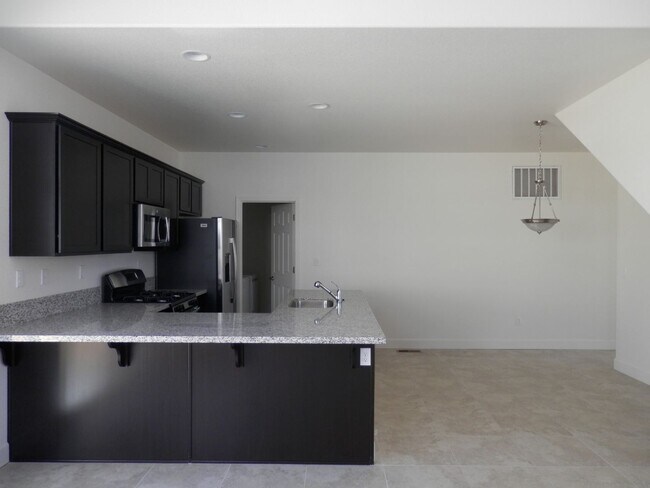 Foto del edificio - Fabulous home in a gated community with over 1500 sq ft, open floor plan, 3 bed, 2.5 bath