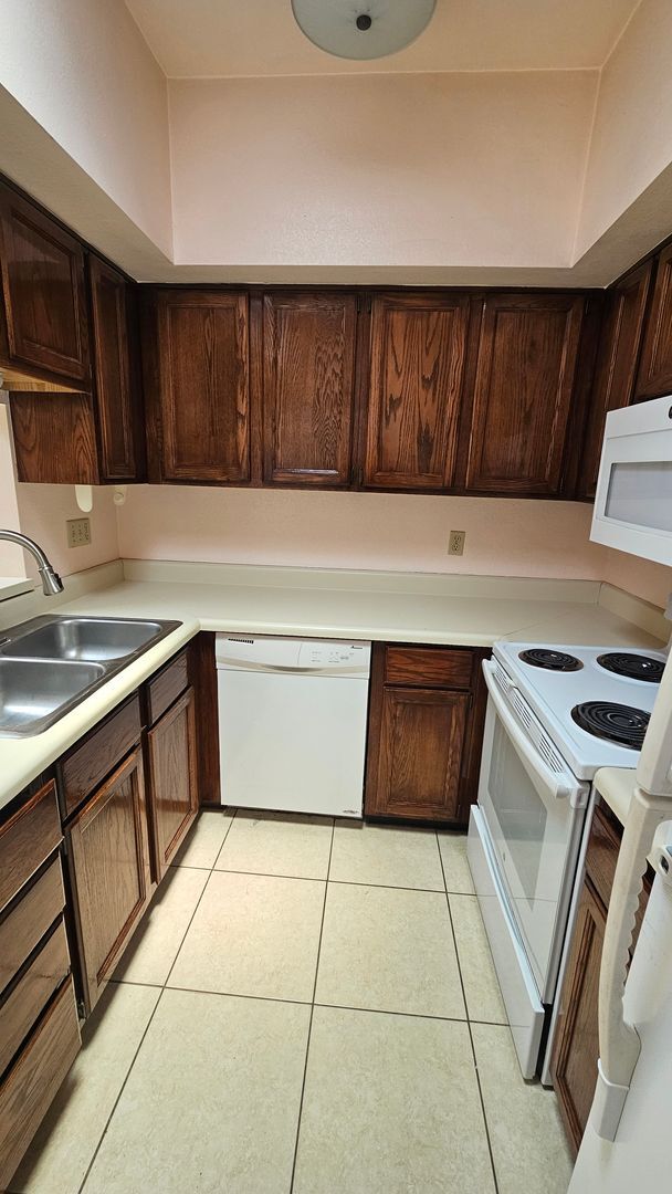 Building Photo - Updated 2 bedroom, 2 bath townhouse in Sahuara Village.