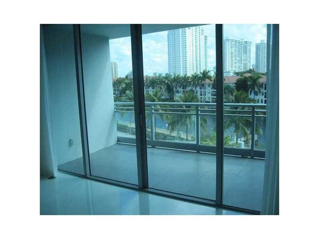 Foto del edificio - 2950 NE 188th St