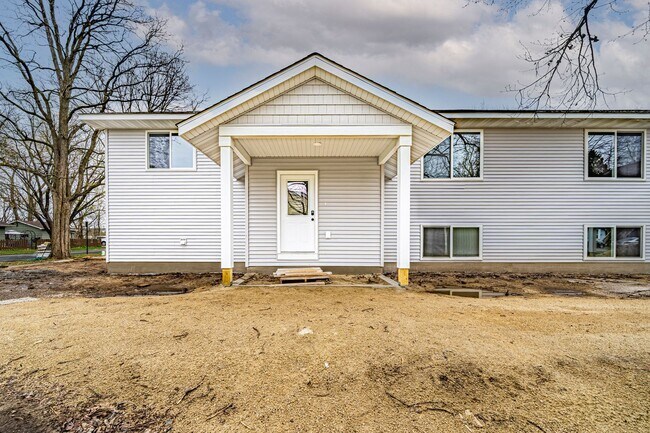 Building Photo - Brand New 5 Bedroom Duplex Unit!