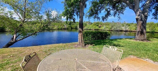 Foto del edificio - 4211 Hampton Dr