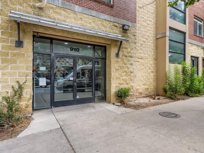 Building Photo - 910 W 25th St