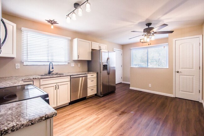 Foto del edificio - Pet Friendly, Renovated Home in Fox School District