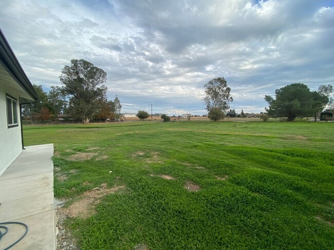 Building Photo - Fully Renovated Home on 5 Acres