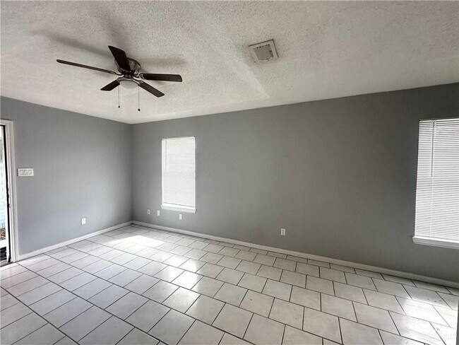 Foto del edificio - 6 West Dr