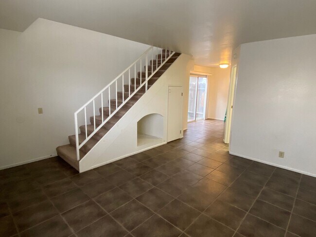 Building Photo - 533 W Ward Ave