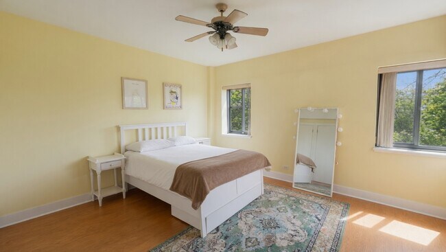 Foto del edificio - 5056 N Marine Dr