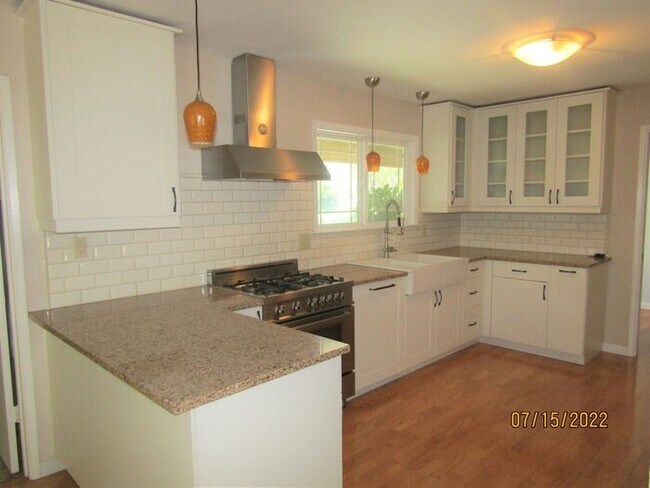 Foto del edificio - Beautiful updated 3 bed 2.5 bath home with...