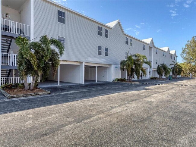 Foto del edificio - 3607 E Bay Dr