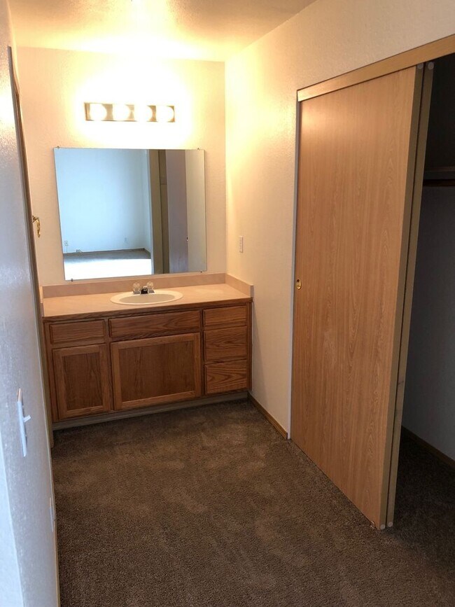 Foto del edificio - 3 Bedroom, 2.5 Bathroom Townhouse - Locate...