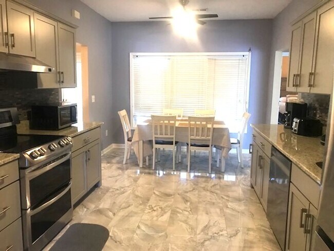 Foto del edificio - 4 Bedroom, 2.5 Bath, Pet Friendly Home with Fenced Yard & Sunroom! Available Soon!