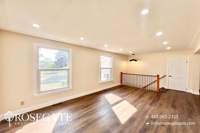 Photo du bâtiment - Spacious 3-Bedroom Main Floor Unit in Kitc...