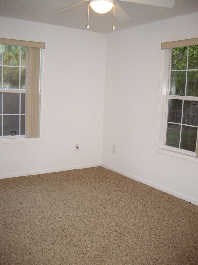 Building Photo - Beautiful 3 Bedroom, 2 Bathroom Home in Un...