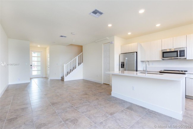 Building Photo - 15857 NW 90TH CT  15857 Miami Lakes FL 33018