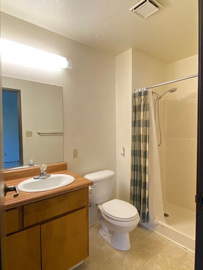 101 W Locust St Unit 220, Lodi, CA 95240 Room for Rent in Lodi, CA