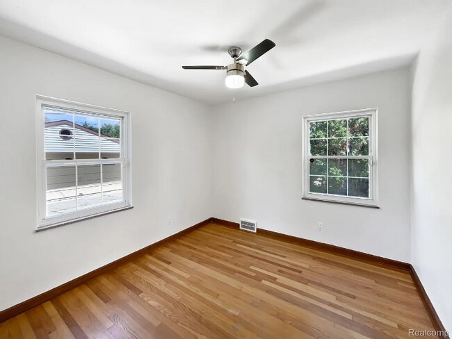 Foto del edificio - 26018 Whipple St