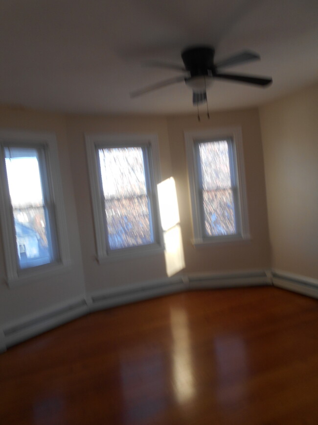 Living-room - 112 Kimball St