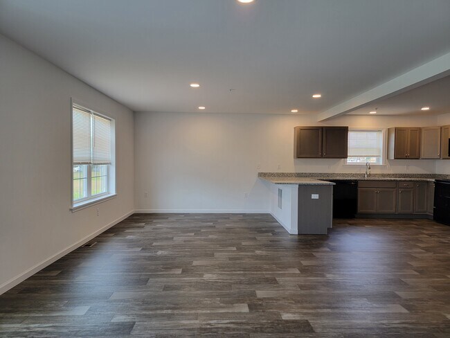 Building Photo - 122 Robert Cir