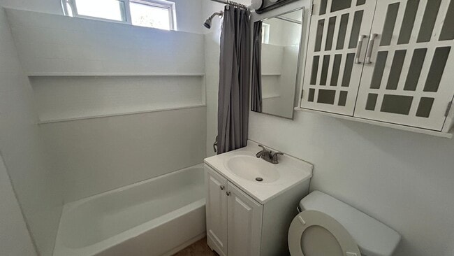 Photo - 632 W 9th St Apartment