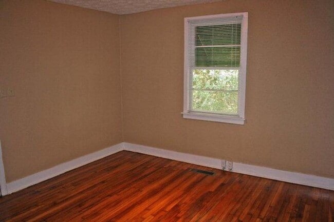 Photo - Adorable 3b/1b on Whitehall Road House