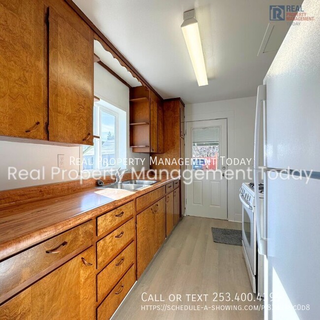 Building Photo - 330 1/2 4th St SE-