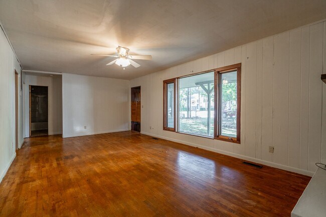 Foto del edificio - 4 Bedroom Home near UofA! Park-like yard! Lawn care included! Available for Fall semester!