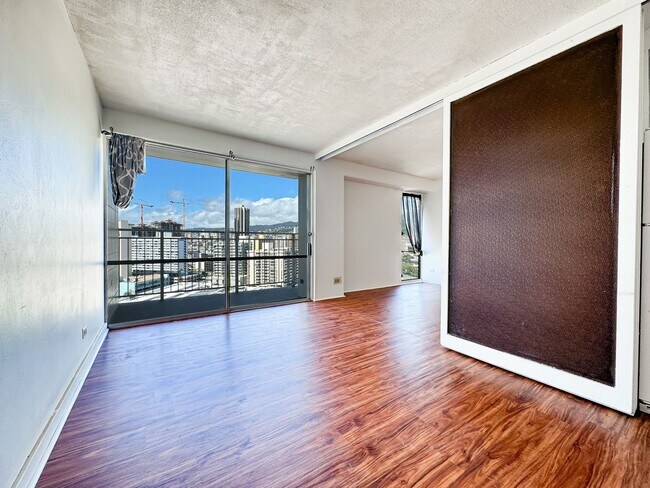 Building Photo - Kapiolani Manor 1/1 WITH PARKING!