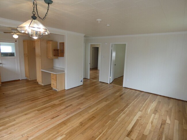 Building Photo - APPLICATION PENDING -  209 E 11th- Charmin...