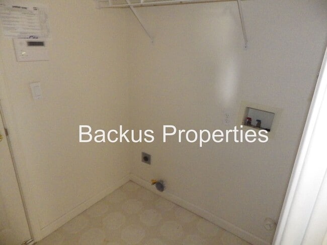 Foto del edificio - Wonderful Five Bedroom Home on Faulkner St...