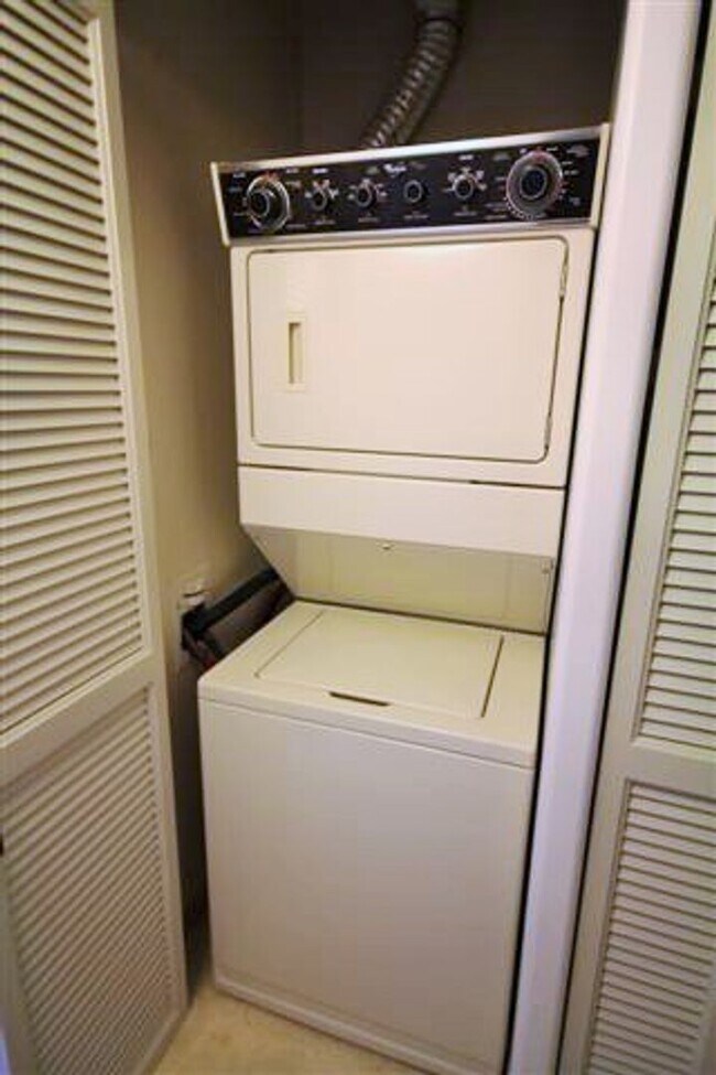 Building Photo - NEWLY RENOVATED-Spacious 1 Bedroom, 1 Bathroom, 1 Parking in Honolulu Park Place!