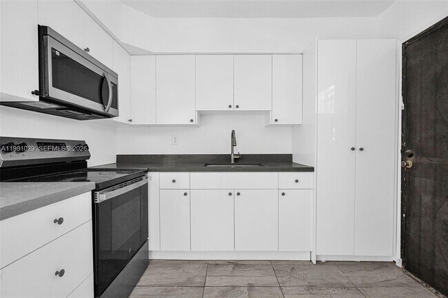 Building Photo - 14600 NE 14th Ave