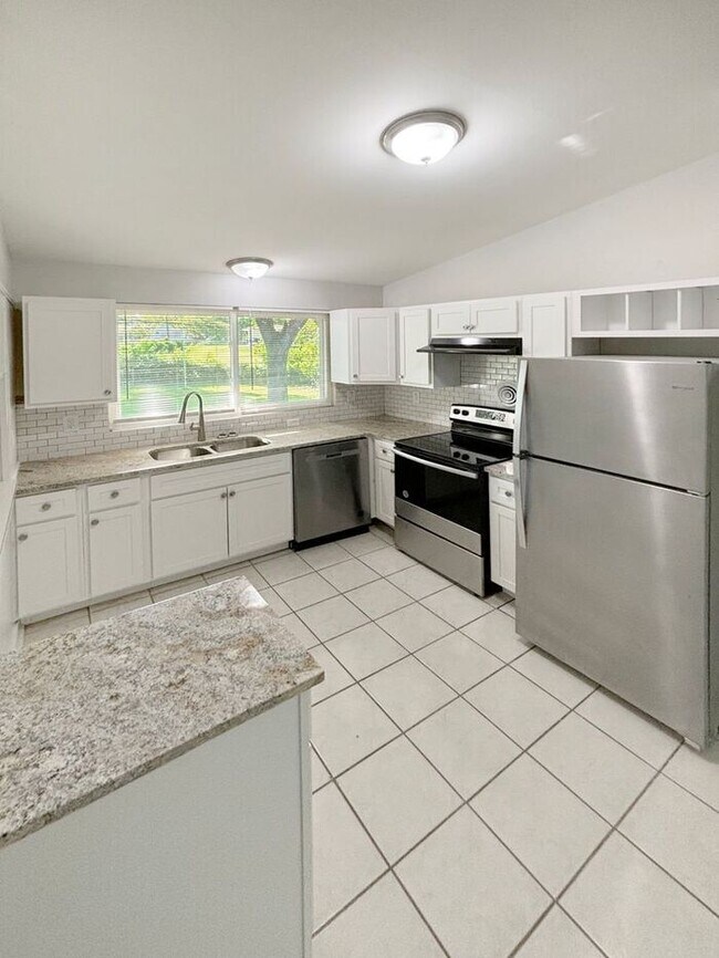 Foto del edificio - Charming 3-Bedroom Home in a Prime Locatio...