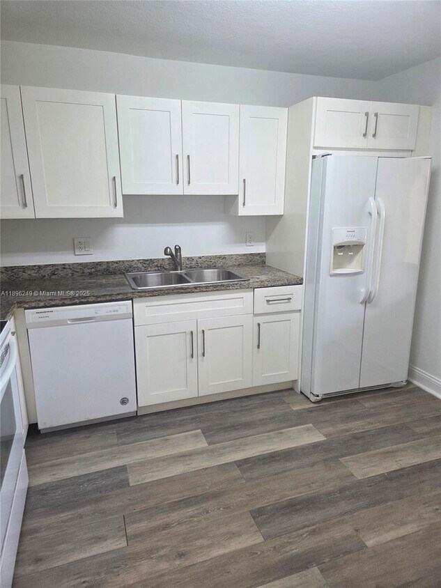 Foto principal - 307 Lakeview Dr