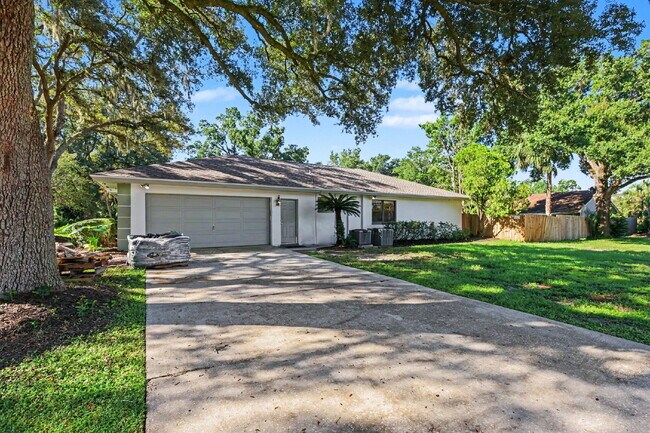Foto del edificio - Recently Renovated 4-Bedroom + Den Pool Home in Temple Terrace