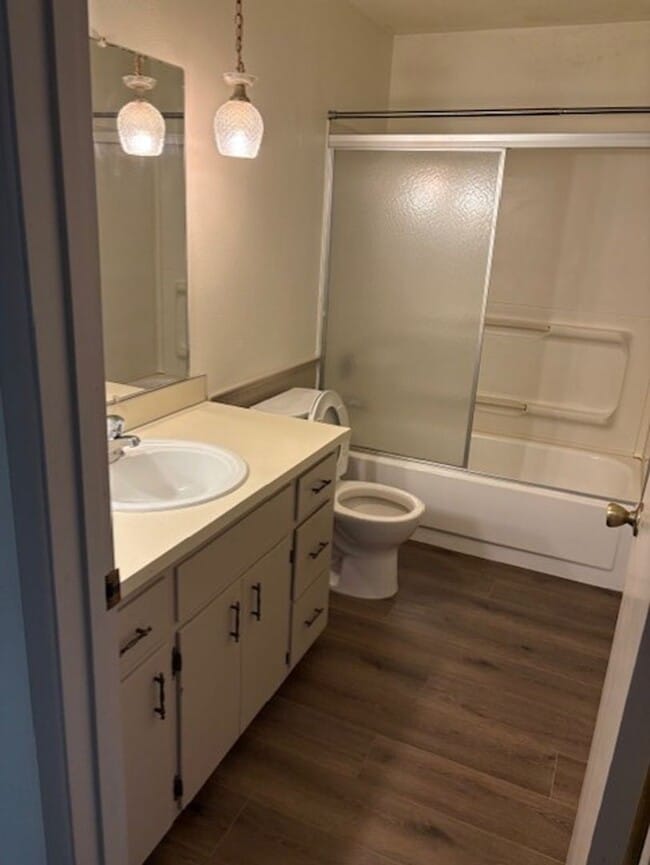 Foto del edificio - New paint and flooring