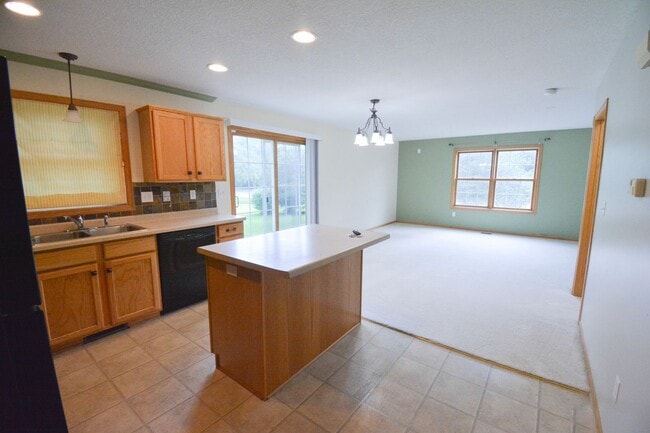 Building Photo - End unit Villas on the Parkway townhome!