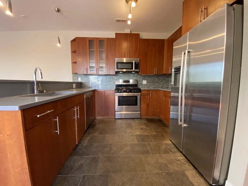 Hermoso espacio de cocina con suelo de baldosas y electrodomésticos de acero inoxidable - 1635 W Cortland