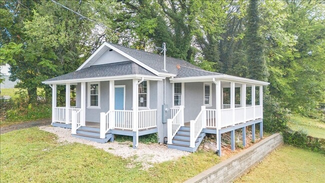 Building Photo - Updated 2 bedroom 1 bath with all new appl...
