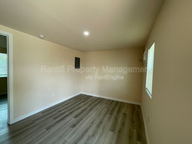 Building Photo - 101 3rd St