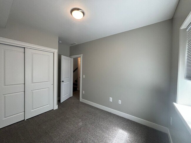 Building Photo - Beautiful Home close to the freeway and ho...