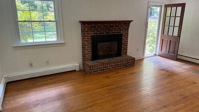 Foto del edificio - Brick Rancher with 1 acre in Hanover County!