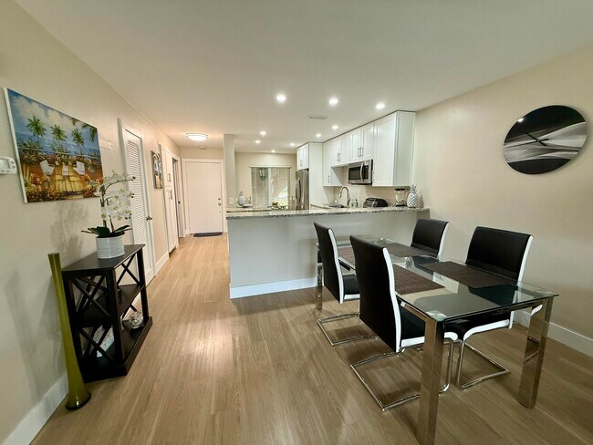 Building Photo - 13916 Viale Elizabeth