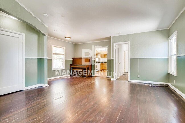 Building Photo - LOCATION, LOCATION, LOCATION! Spacious S P...