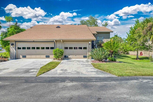 Foto del edificio - AVAILABLE 12.1 - 2/2 Villa w/ 1 Car Garage...