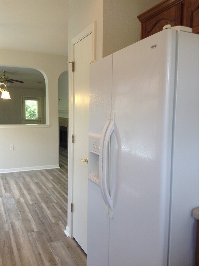 Refrigerador - 5605 Bentsen Ln